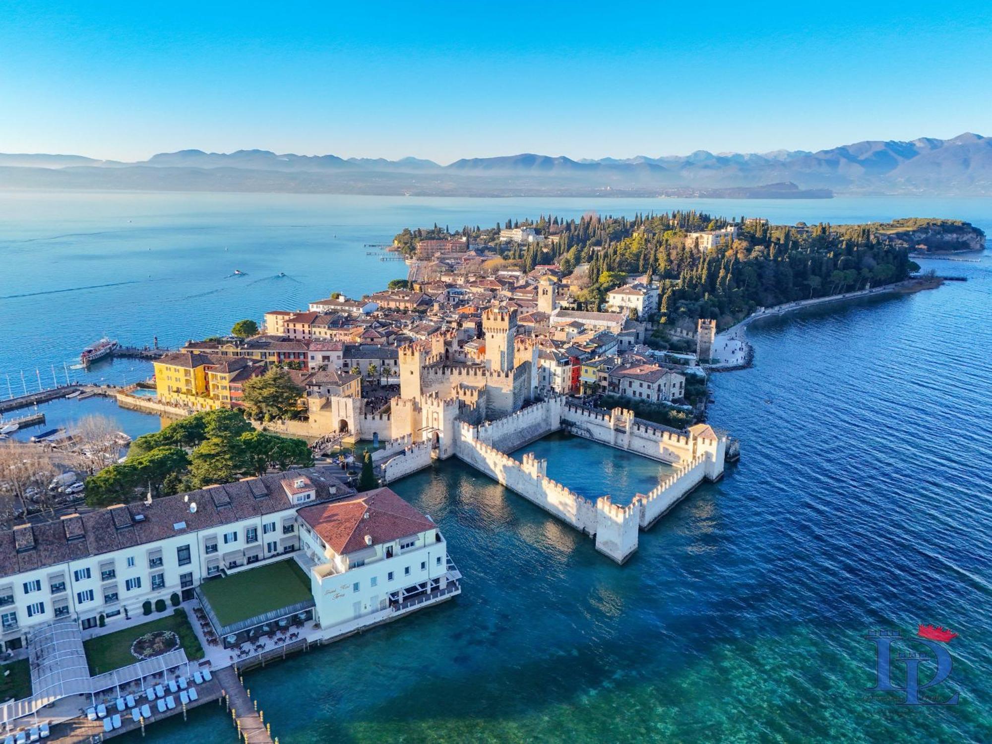 Desenzanoloft Official Partner Marriott Homes & Villas - Eden Lake View And Privat Beach Renovated In 2025 Sirmione Dış mekan fotoğraf